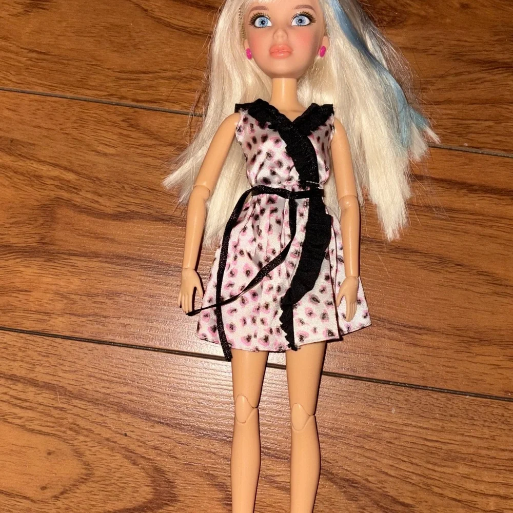 Pair of Fashion Dolls with Pink Accents - Picture 6 of 6